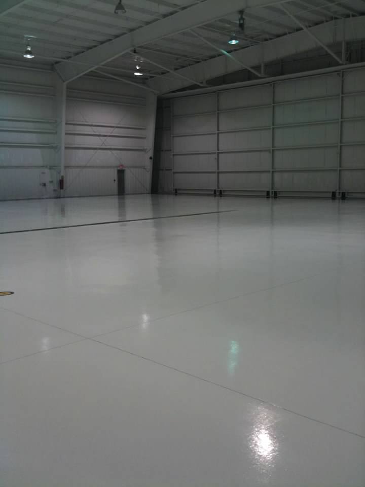 Coated floor in a closed hangar